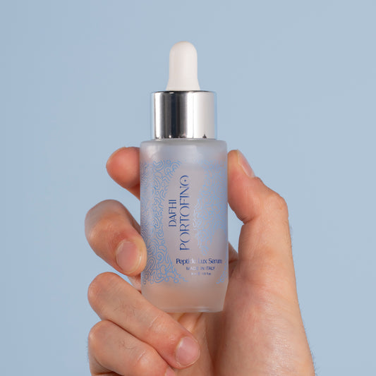 I peptidi di ultima generazione riducono le rughe d'espressione, rimpolpano e migliorano l'elasticità, offrendo un effetto lifting immediato.
La sua innovativa tecnologia combatte l'opacità, donando luminosità e levigatezza. Utilizzabile anche come contorno occhi. 